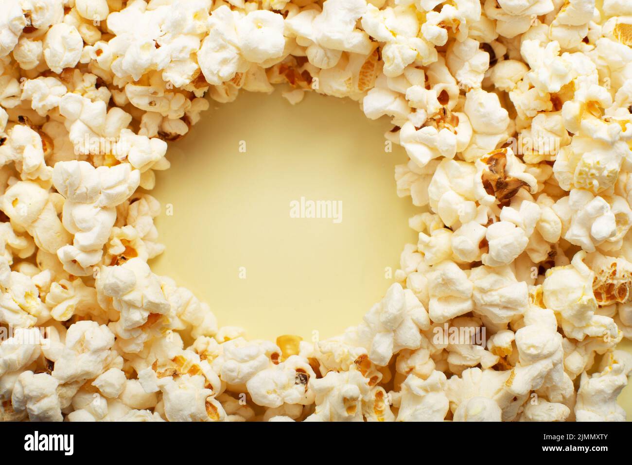Frischer Schmetterling Popcorn Rahmen Hintergrund mit Copy-Space Stockfoto