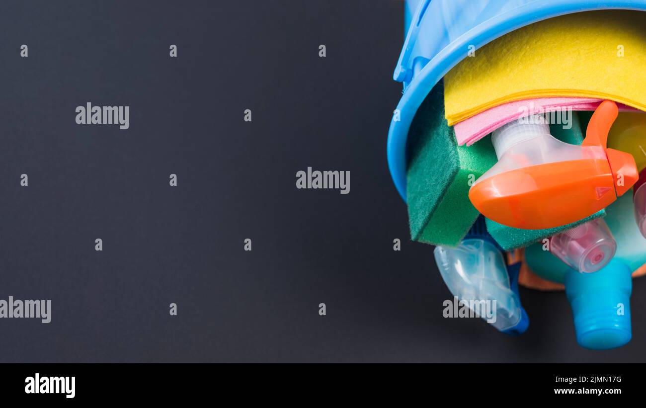 Reinigungskorb schwarzer Hintergrund Stockfoto