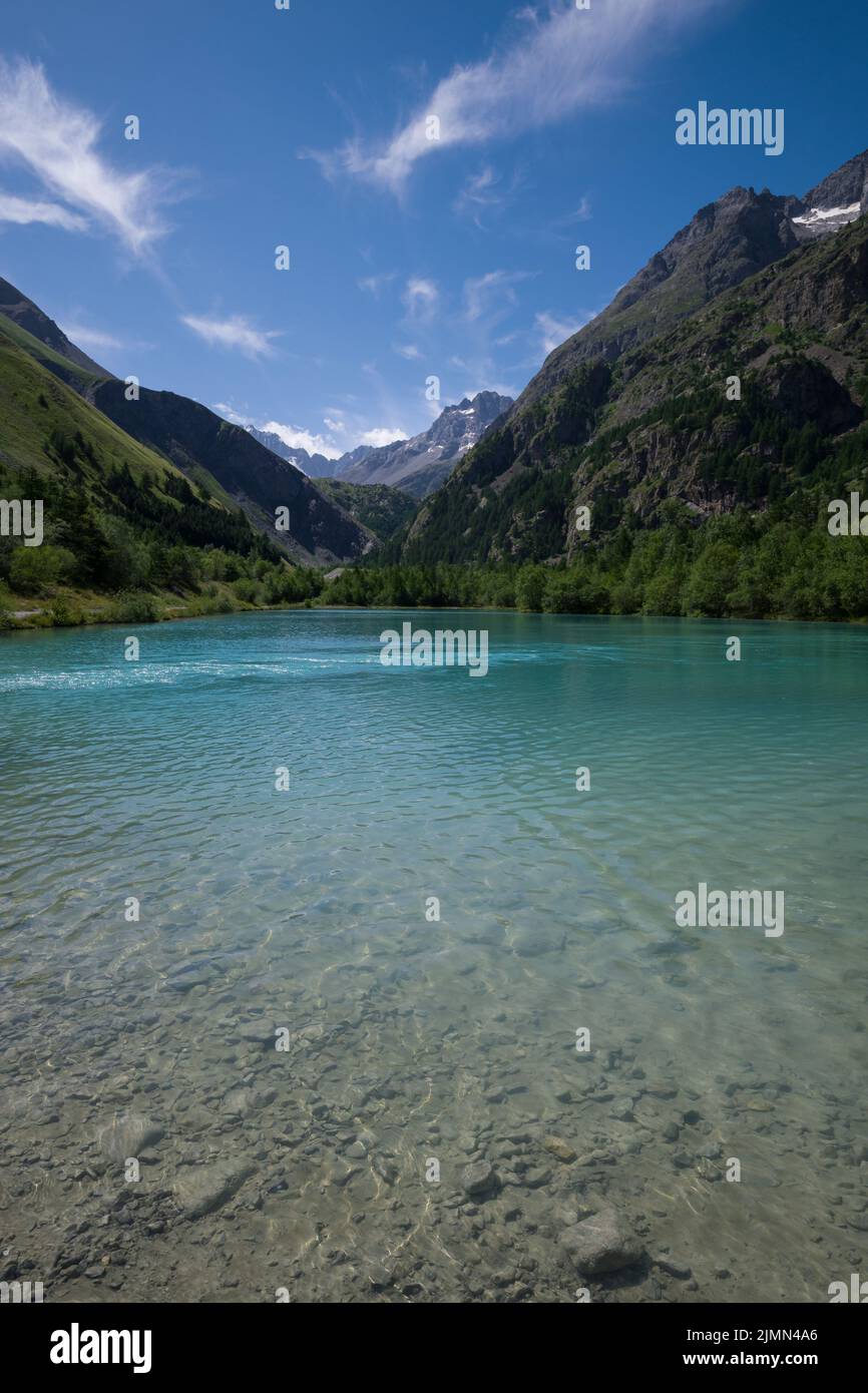 Klares Wasser aus den Bergen. Nationalpark des Écrins, Frankreich. Bergsee im Fluss Romanche. Stockfoto