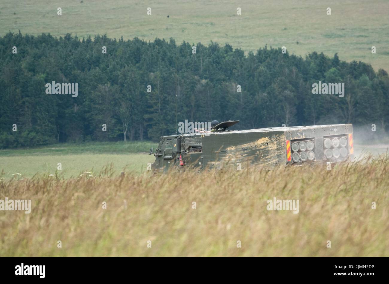 Army M270 Multiple Launch Rocket System, selbstfahrender, mehrfacher Raketenwerfer in Aktion bei einer militärischen Übung Stockfoto