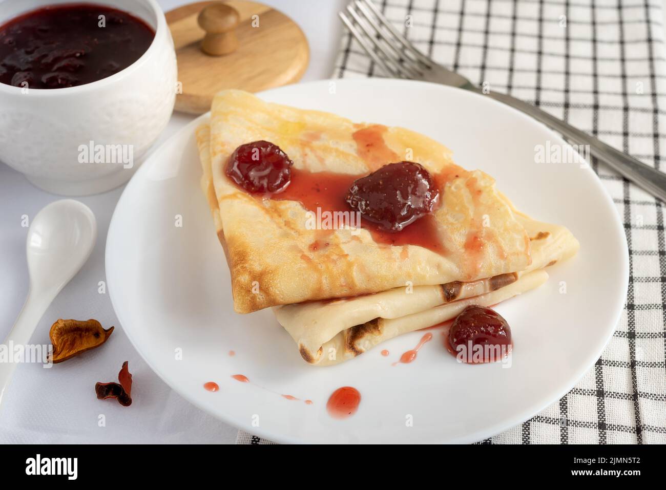 Pfannkuchen mit Erdbeermarmelade auf einem Teller Stockfoto