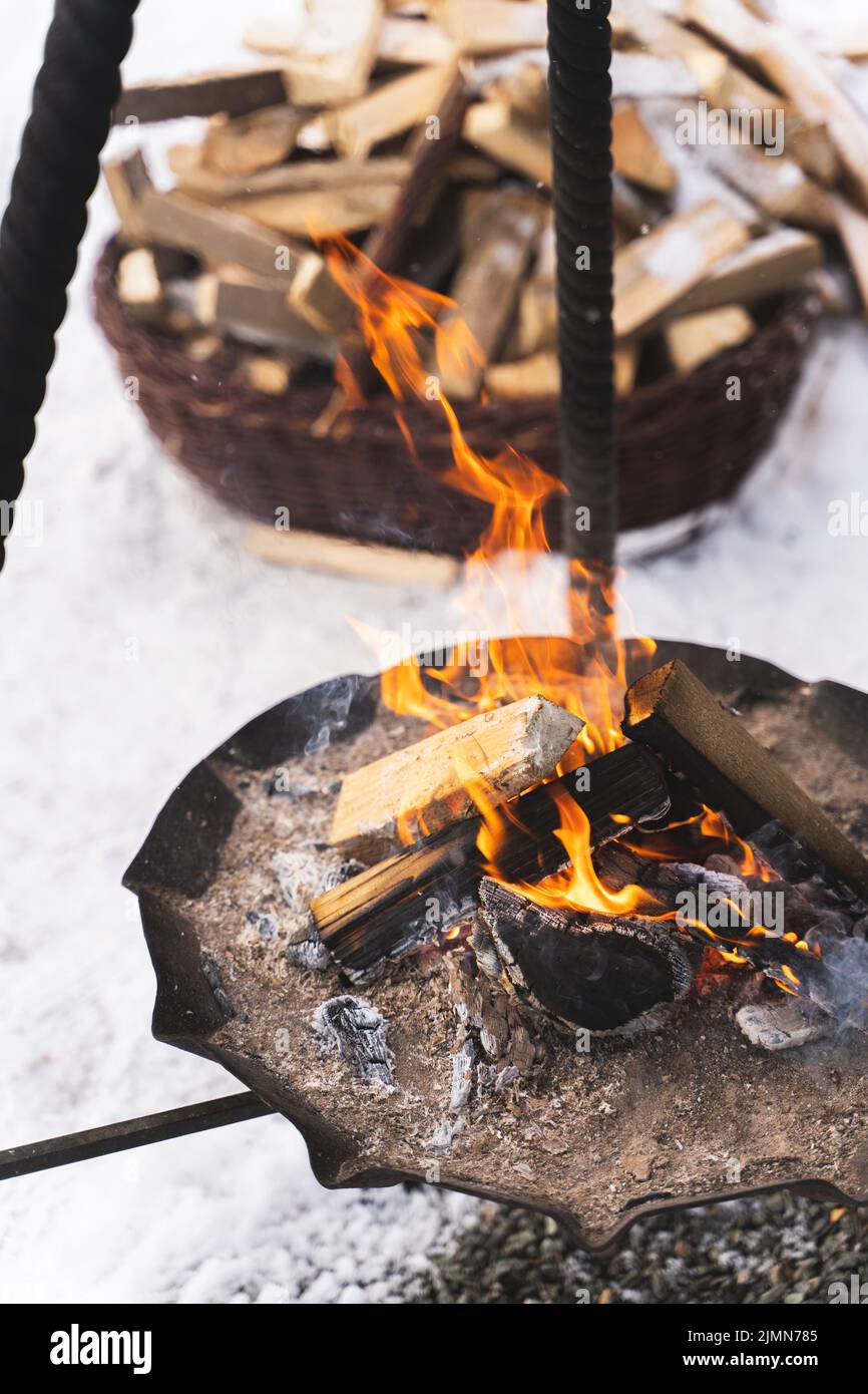 Brennendes Brennholz in der Feuerstelle während des kalten Wintertages Stockfoto
