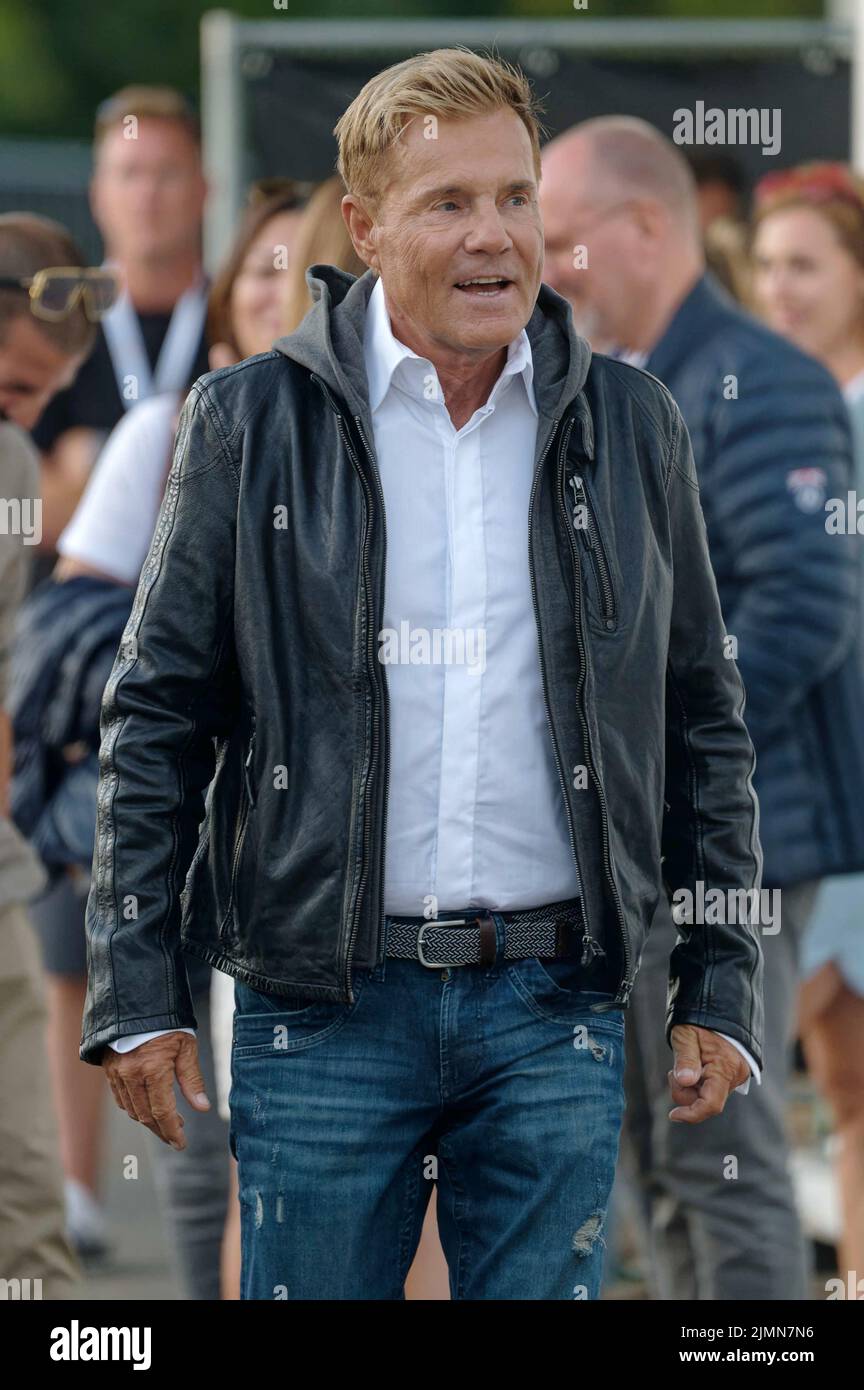 06. August 2022, Nordrhein-Westfalen, Bonn: Sänger Dieter Bohlen steht vor seinem Auftritt hinter der Bühne beim Hit-Song-Event "Lieblingslieder". Foto: Henning Kaiser/dpa Stockfoto 06. August 2022, Nordrhein-Westfalen, Bonn: Sänger Dieter Bohlen steht vor seinem Auftritt hinter der Bühne beim Hit-Song-Event "Lieblingslieder". Foto: Henning Kaiser/dpa Stockfoto