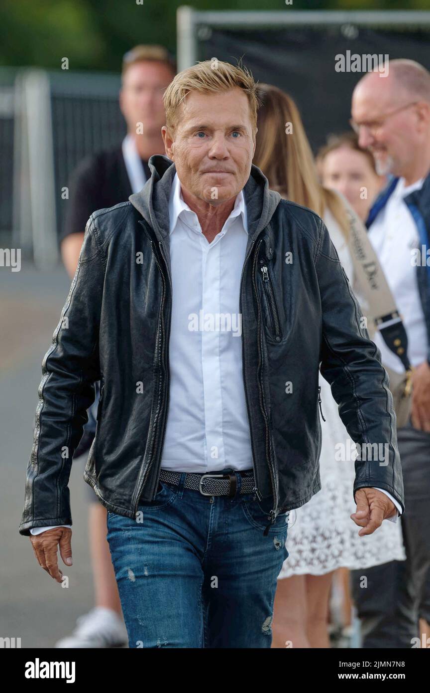 06. August 2022, Nordrhein-Westfalen, Bonn: Sänger Dieter Bohlen tritt hinter die Bühne zu seinem Auftritt beim Liedslieder-Hit-Event. Foto: Henning Kaiser/dpa Stockfoto 06. August 2022, Nordrhein-Westfalen, Bonn: Sänger Dieter Bohlen tritt hinter die Bühne zu seinem Auftritt beim Liedslieder-Hit-Event. Foto: Henning Kaiser/dpa Stockfoto