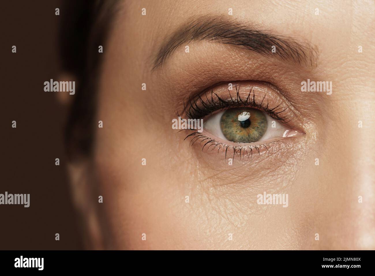Gealtertes weibliches Auge mit faltiger Haut Stockfoto