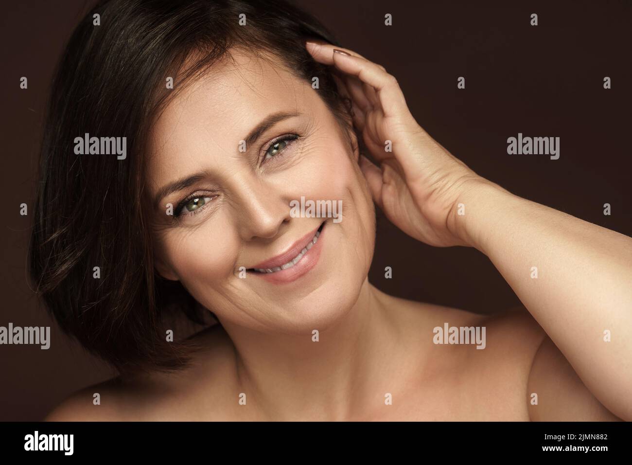 Schöne Frau mittleren Alters mit sauberer faltiger Haut Stockfoto