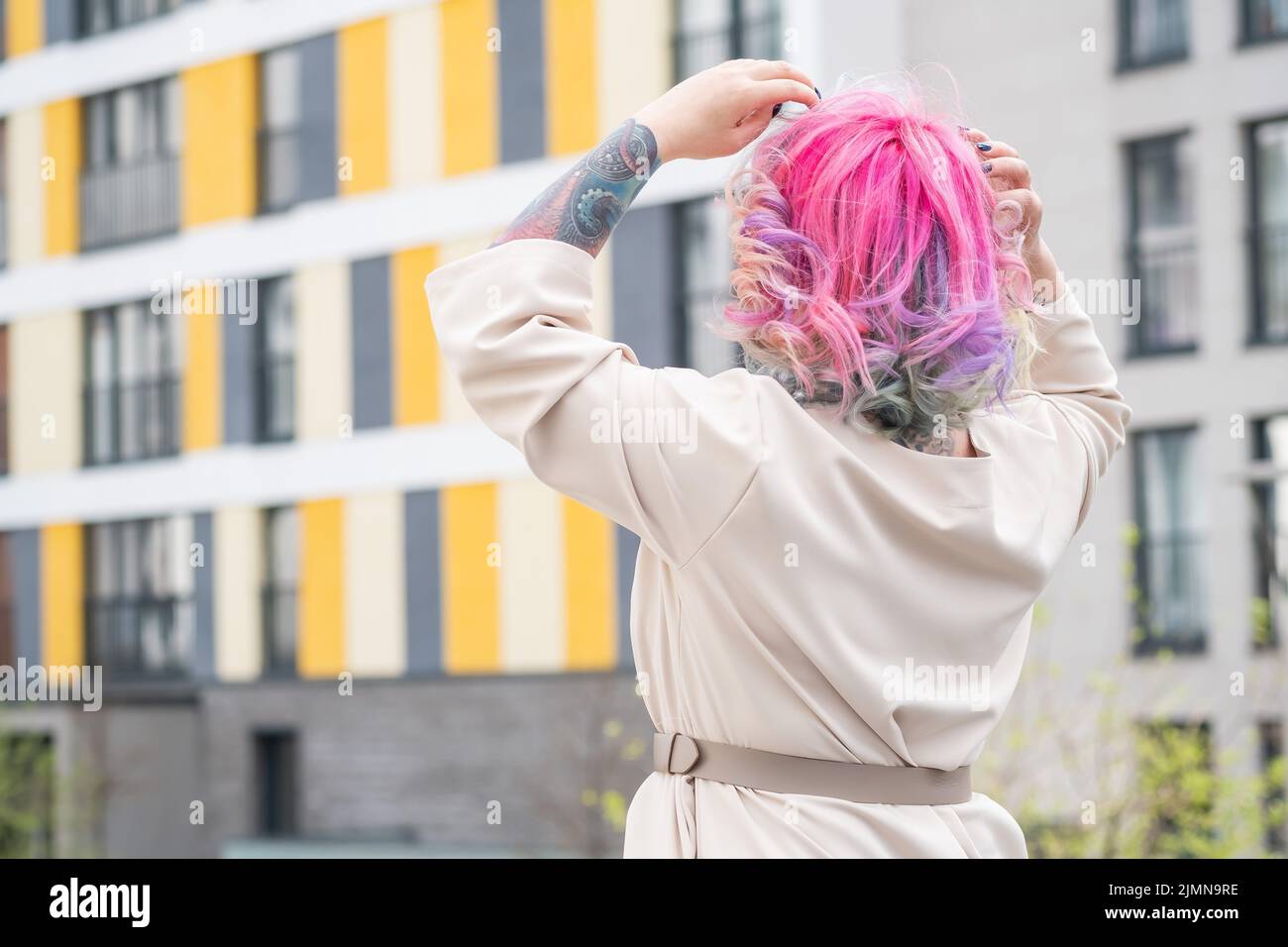 Porträt einer Frau mittleren Alters mit bunten Haaren geht auf den Straßen der Stadt. Stockfoto