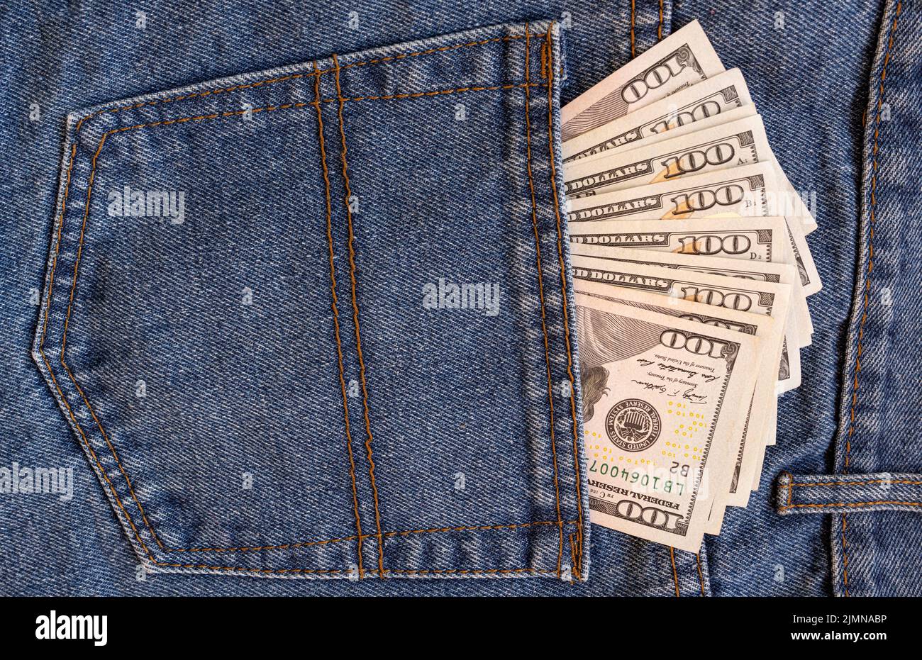Dollar in der Gesäßtasche meiner Jeans. Stockfoto