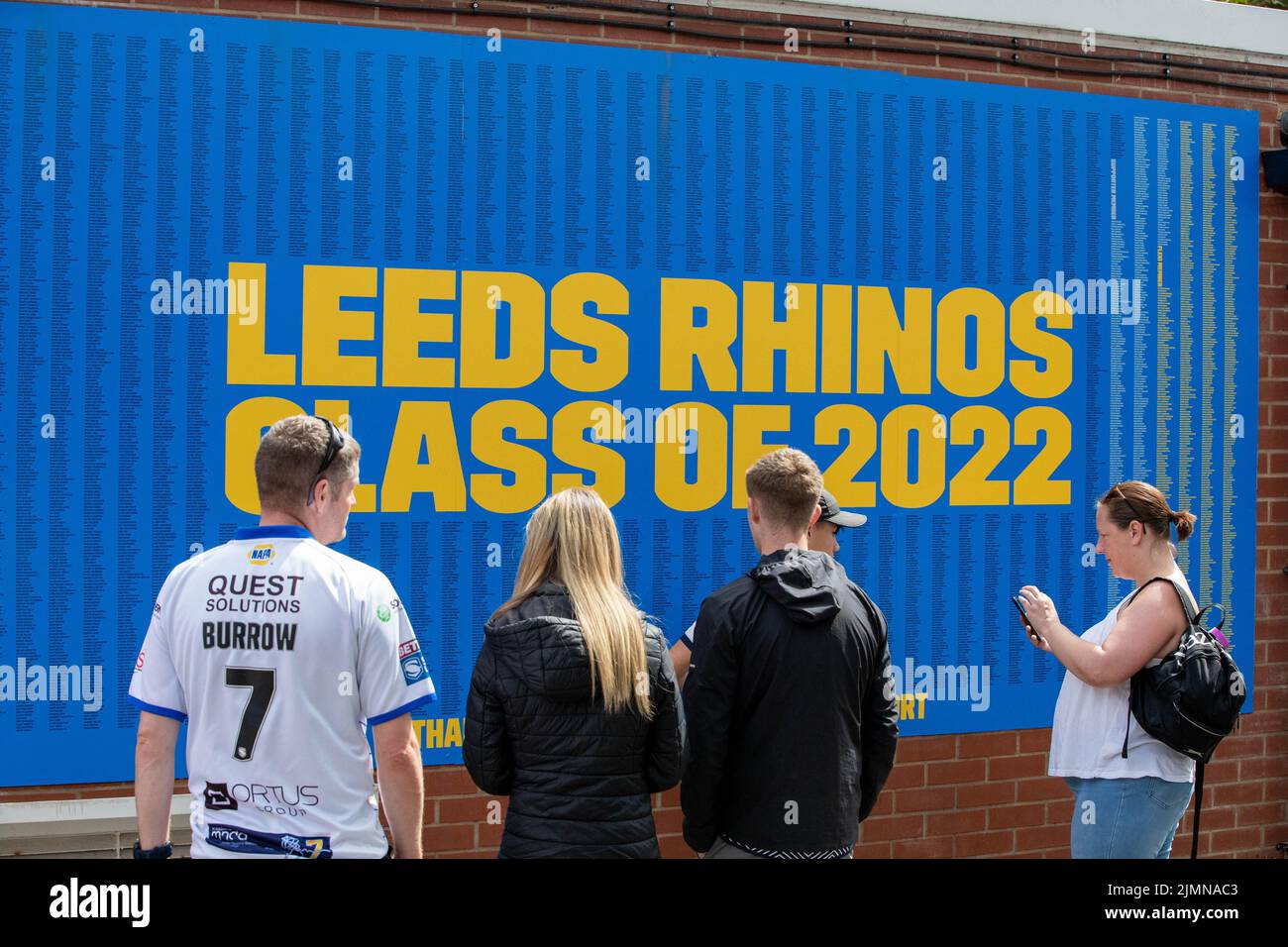 Die Leeds Rhinos Klasse von 2022 Wand wird für das heutige Spiel enthüllt Stockfoto