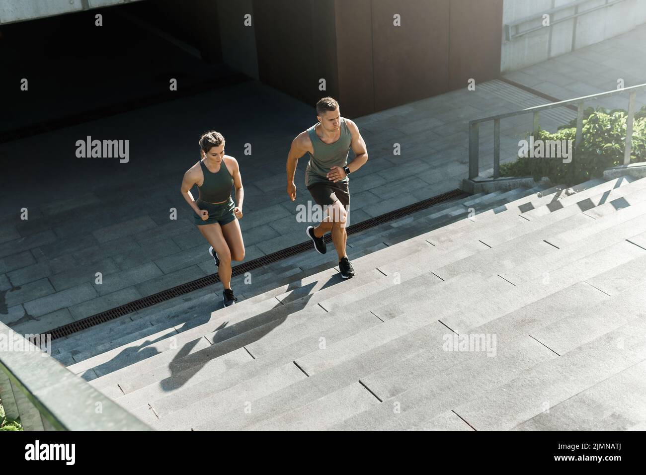 Sportliches Paar beim Training, Treppenlauf im Freien Stockfoto