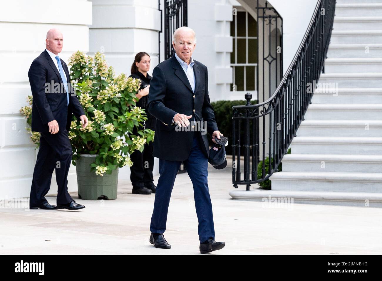Washington, Usa. 07. August 2022. Präsident Joe Biden mit einem Hut der Beau Biden Foundation verlässt das Weiße Haus, um nach Rehoboth Beach, Delaware, zu gehen. (Foto: Michael Brochstein/Sipa USA) Quelle: SIPA USA/Alamy Live News Stockfoto