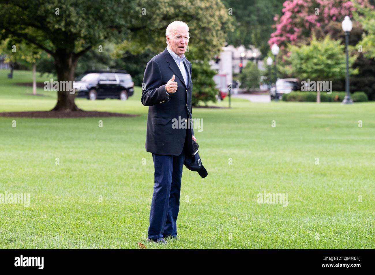 Washington, Usa. 07. August 2022. Präsident Joe Biden mit einem Hut der Beau Biden Foundation verlässt das Weiße Haus, um nach Rehoboth Beach, Delaware, zu gehen. (Foto: Michael Brochstein/Sipa USA) Quelle: SIPA USA/Alamy Live News Stockfoto