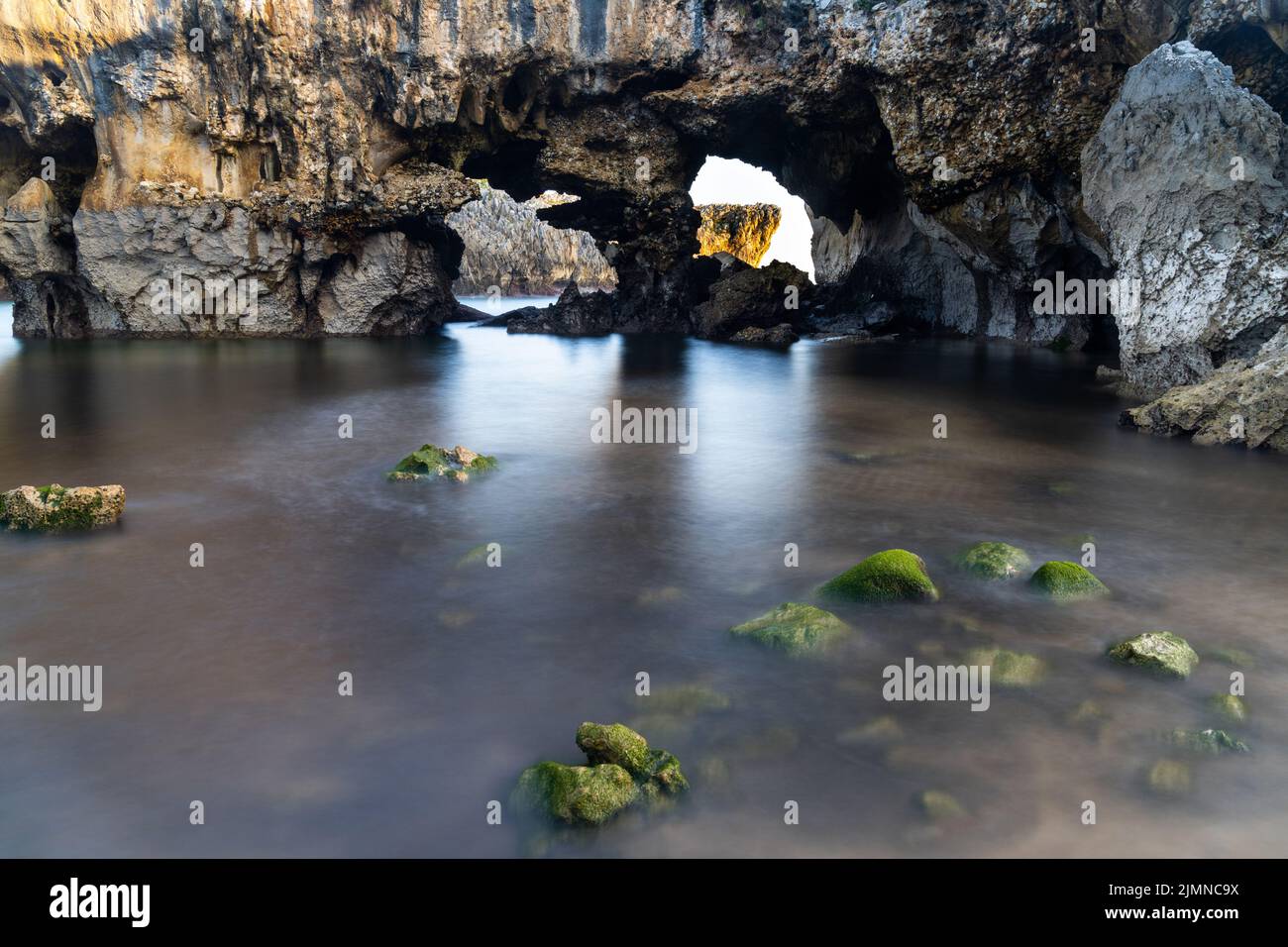 Eine Detailansicht der Höhlen des Strandes Cuevas del Mar in Asturien Stockfoto