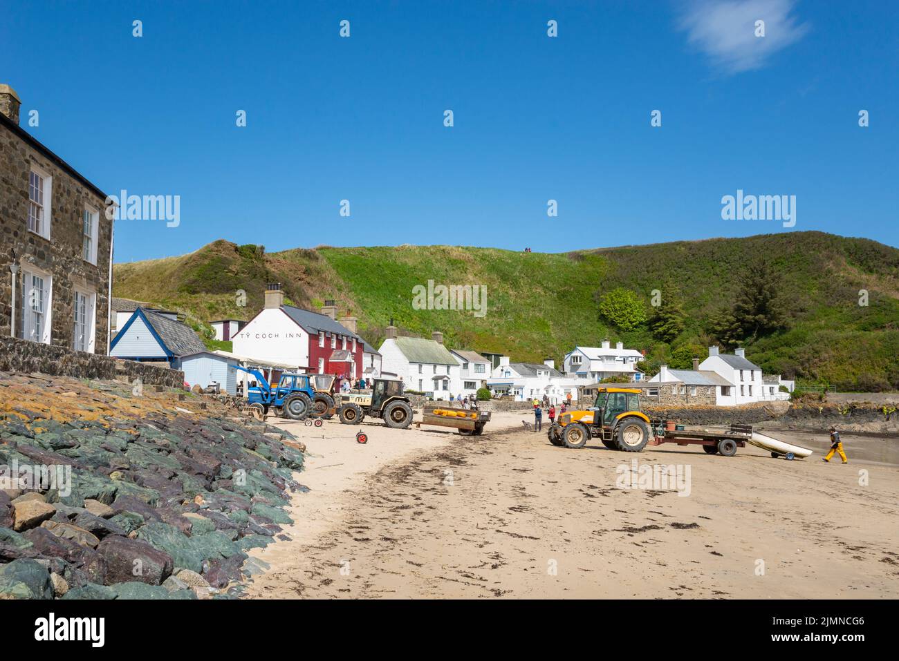 Porthdinllaen bei Morfa Nefyn an der Küste von Nord-Wales. Das bekannte Ty Coch Inn zwischen den weiß getünchten Hütten. Stockfoto