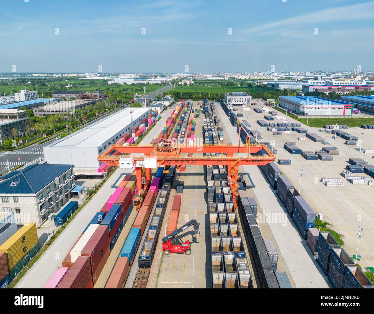NANTONG, CHINA 7. AUGUST 2022 ein Luftbild zeigt große Hebezeuge