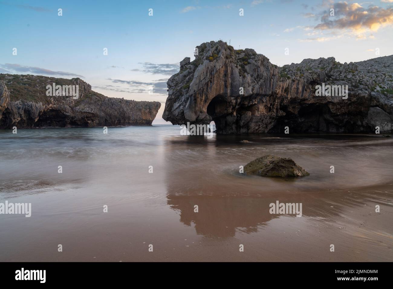 Blick auf die Cuevas del Mar an der Costa Verde von Asturien Stockfoto