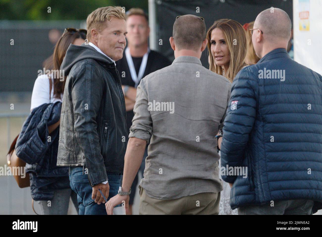 06. August 2022, Nordrhein-Westfalen, Bonn: Sänger Dieter Bohlen und seine Frau Carina Walz (l, versteckt) plaudern vor seinem Auftritt backstage beim Lieblingslieder-Hit-Event. Foto: Henning Kaiser/dpa Stockfoto 06. August 2022, Nordrhein-Westfalen, Bonn: Sänger Dieter Bohlen und seine Frau Carina Walz (l, versteckt) plaudern vor seinem Auftritt backstage beim Lieblingslieder-Hit-Event. Foto: Henning Kaiser/dpa Stockfoto