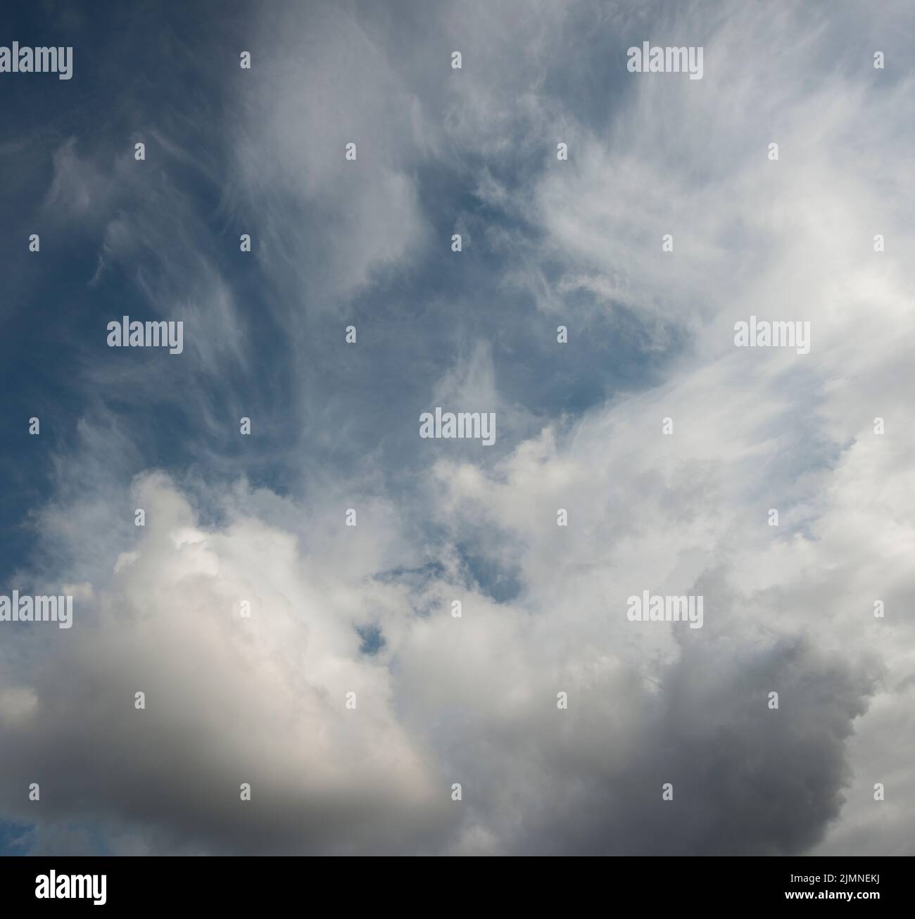 Weiche weiße geschwollene Wolken über einem blauen Himmel Stockfoto