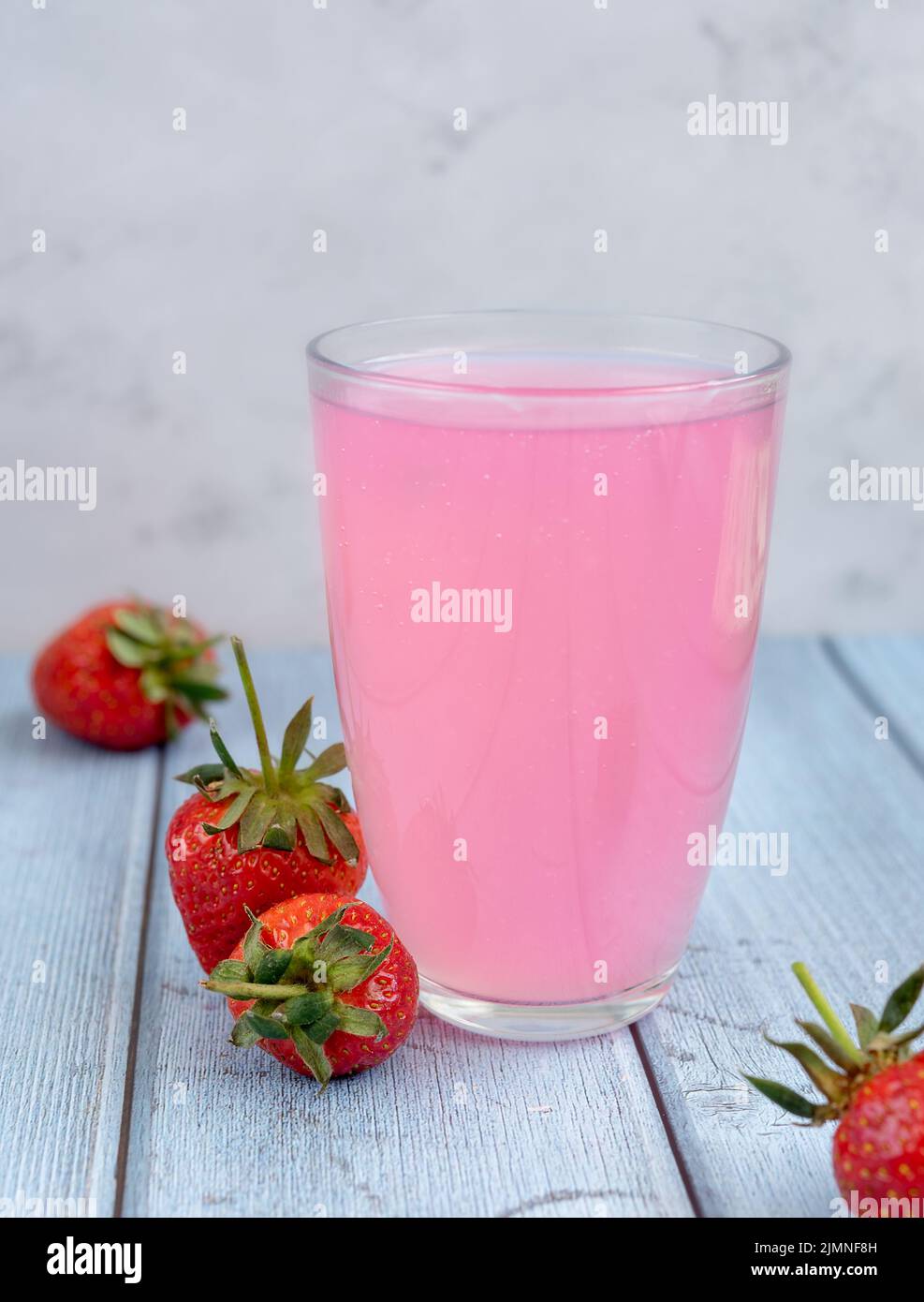 Berry Jelly Drink - Kissel auf Holzhintergrund Stockfoto