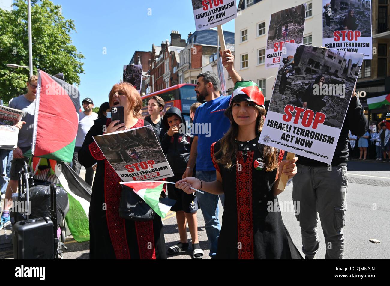 Israelische Botschaft London, Großbritannien. 7.. August 2022. Demonstranten, die Demonstrationen gegen die gesamte Welt der Demokratie organisieren, schweigen. Israelische Angriffe auf unbewaffnete Zivilisten in Gaza töten 10 Palästinenser (darunter ein 5-jähriges Mädchen) und verletzen 55 die gesamte Demokratiewelt schweigt. Quelle: Siehe Li/Picture Capital/Alamy Live News Stockfoto