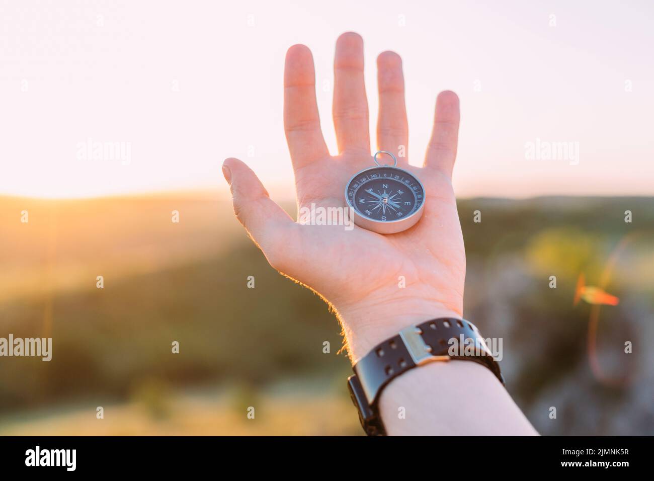 Die Hand der Person hält den Kompass Stockfoto