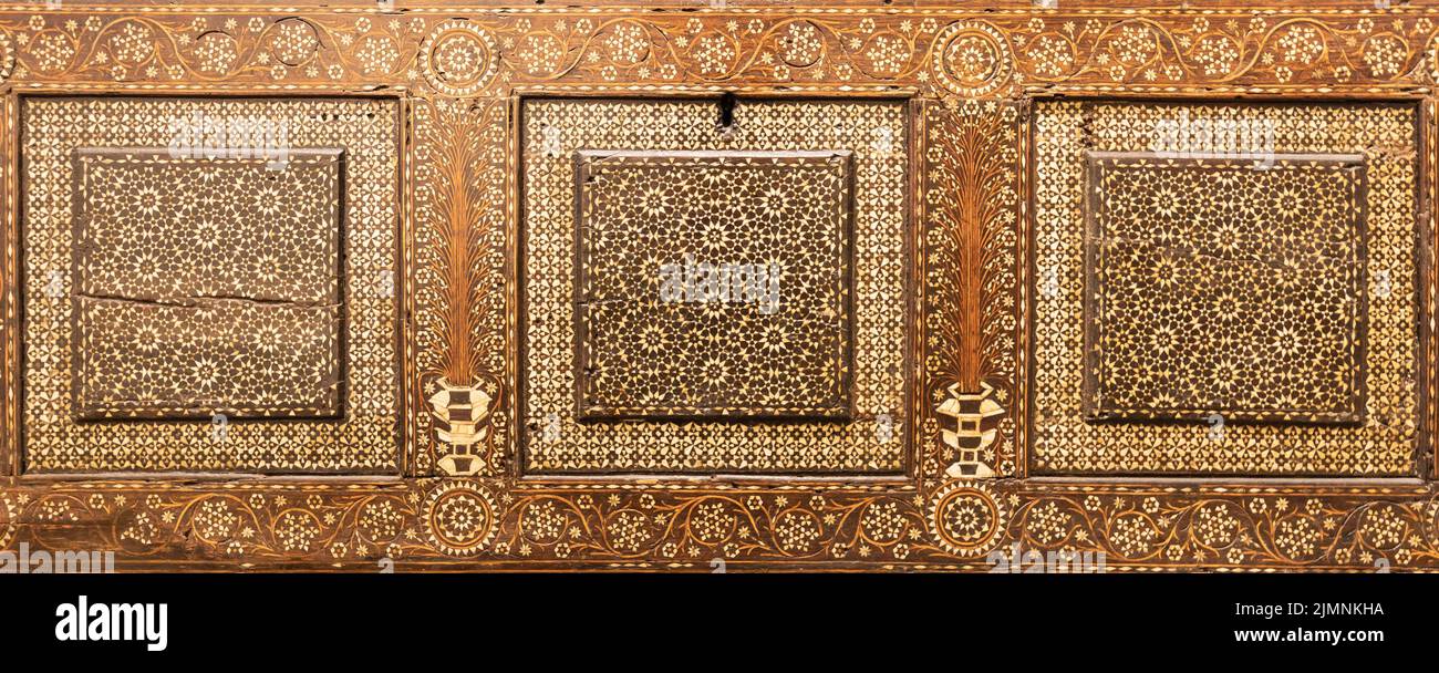 Antike Holzdekorationen auf italienischen Möbeln aus dem 15. Jahrhundert. Vintage und Gothic Hintergrund. Stockfoto