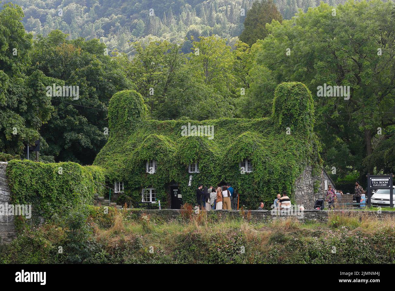 Ty Hwnt IR Bont Cafe neben dem River Conwy in Llanwrst, North Wales, Großbritannien Stockfoto