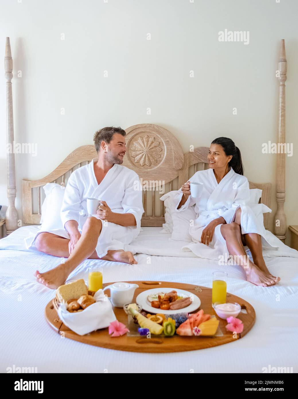 Ein Paar, ein Mann und eine Frau mittleren Alters, frühstückten im Schlafzimmer eines Luxusapartments in einem Hotel auf Mauritius Stockfoto