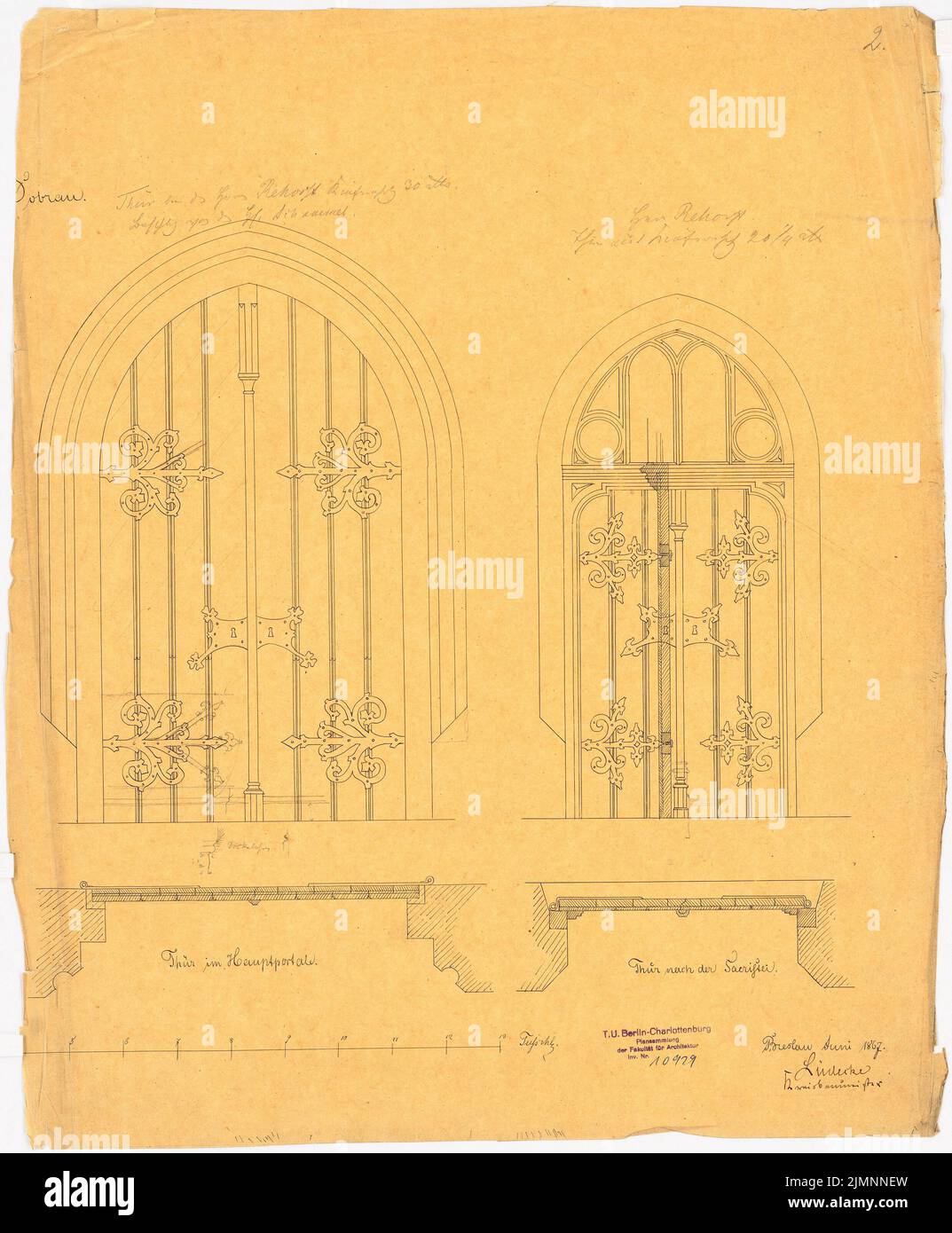 Lüdecke Carl Johann Bogislaw (1826-1894), Kirche in Dobrau. 2. Projekt (06,1867): Türen mit Beschlägen Hauptportal, Sakristei, Schnitte, Massstab (Fuß Rhl.). Tusche und Bleistift auf Transparent, 56 x 46,3 cm (inklusive Scankanten) Lüdecke Carl Johann Bogislaw (1826-1894): Kirche, Dobrau. 2. Projekt Stockfoto