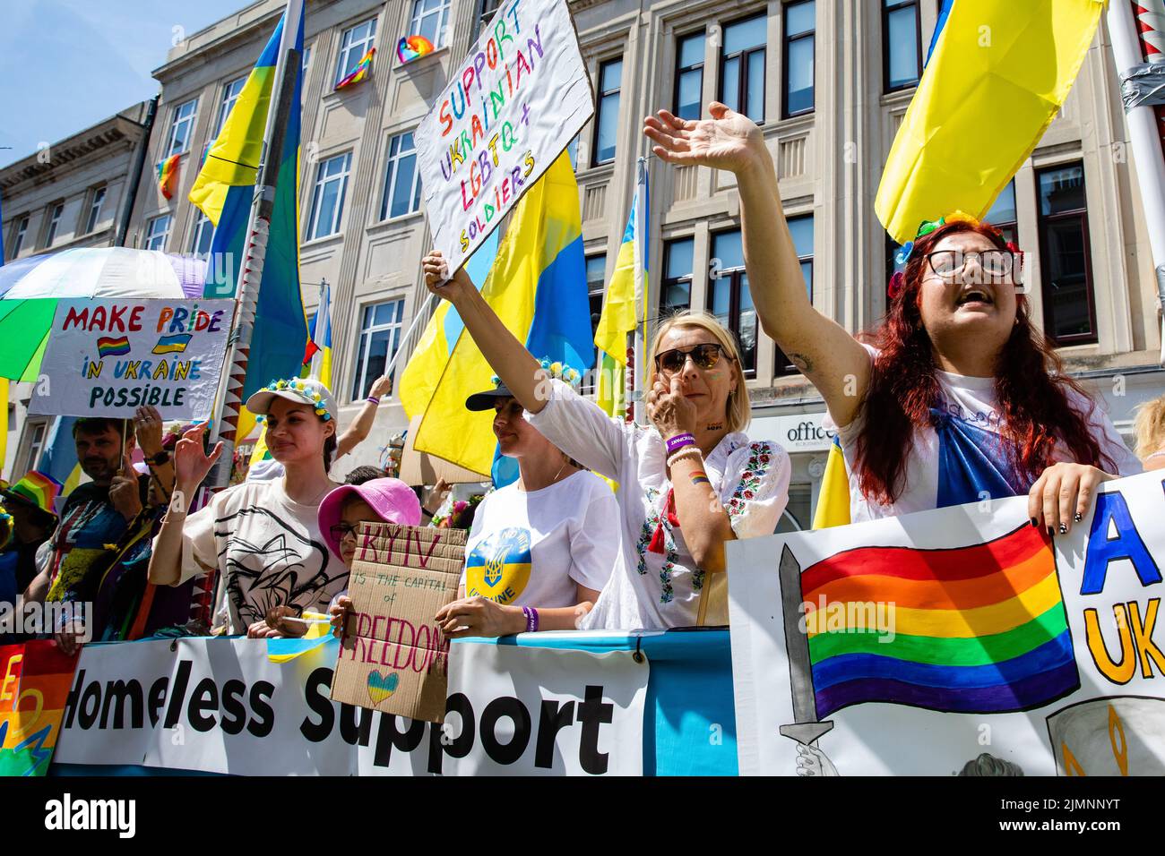 Brighton, Großbritannien. 6.. August 2022. Unterstützer von lokalen Gemeinschafts- und Kampagnengruppen, kleinen Unternehmen und den Rettungsdiensten nehmen an der 30.-jährigen Brighton & Hove Pride LGBTQ+ Community Parade Teil. Brighton & Hove Pride soll Respekt, Vielfalt und Inklusion innerhalb der lokalen Gemeinschaft feiern und fördern sowie lokale Wohltätigkeitsorganisationen und -Anliegen durch Spendenaktionen unterstützen. Kredit: Mark Kerrison/Alamy Live Nachrichten Stockfoto