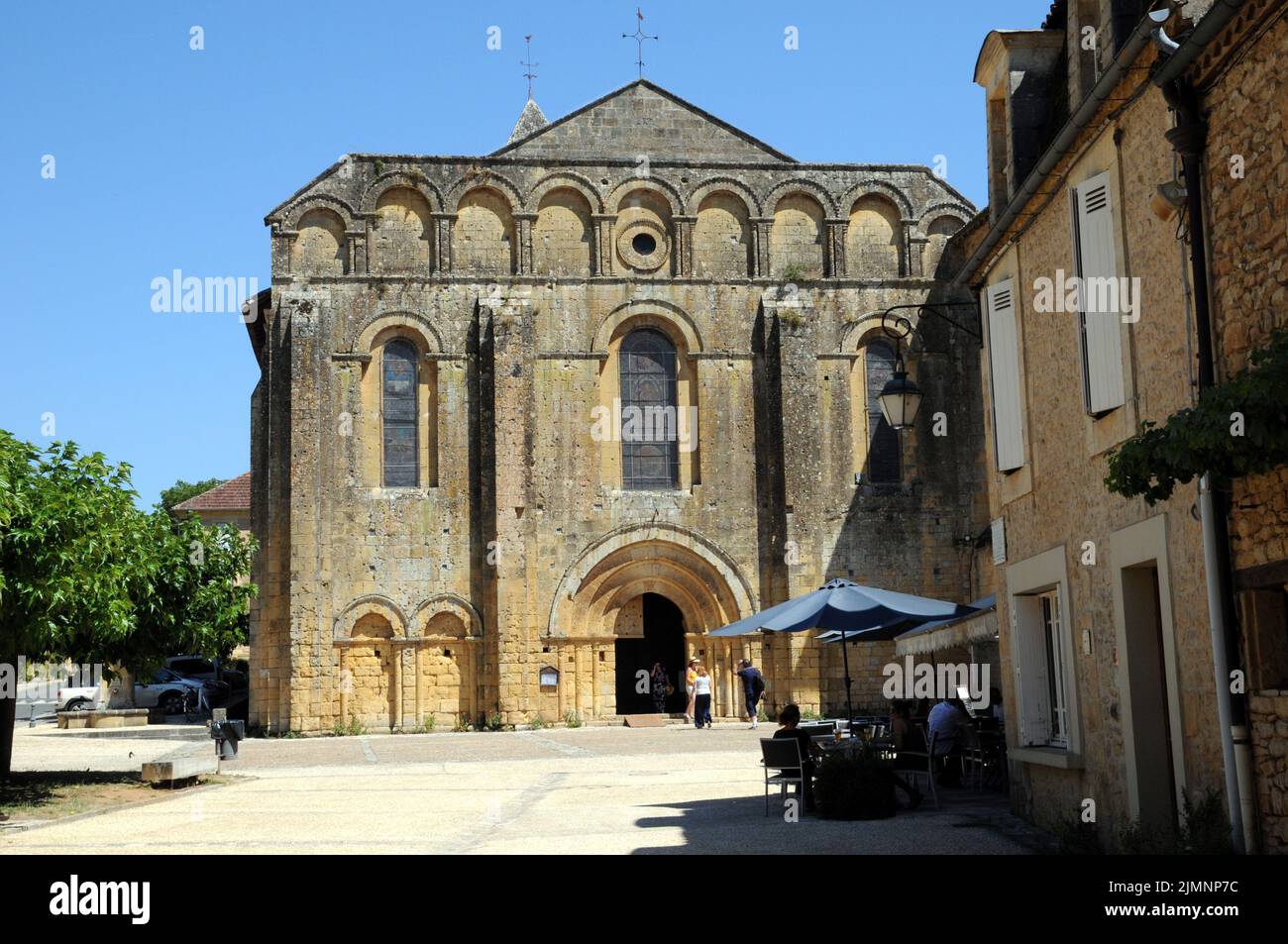 Die Abteikirche im Dorf Cadouin in der Region Perigord Noir der Dordogne. Es befindet sich auf der Pilgerroute von St. jacques de Compostelle . Stockfoto