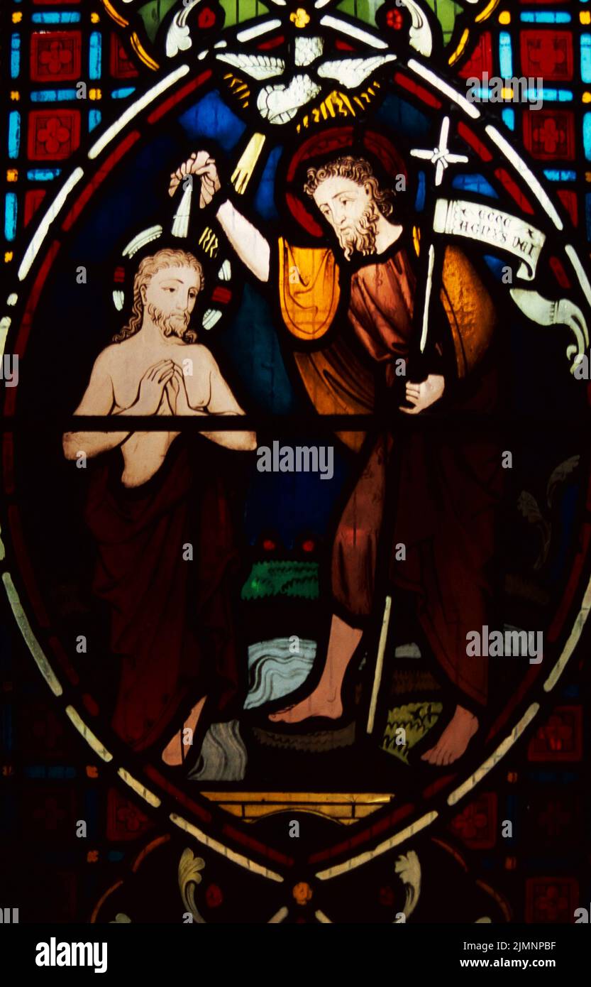 Buntglasfenster der Taufe Christi, St. Michael and All Angels Church, Helensburgh, Schottland Stockfoto