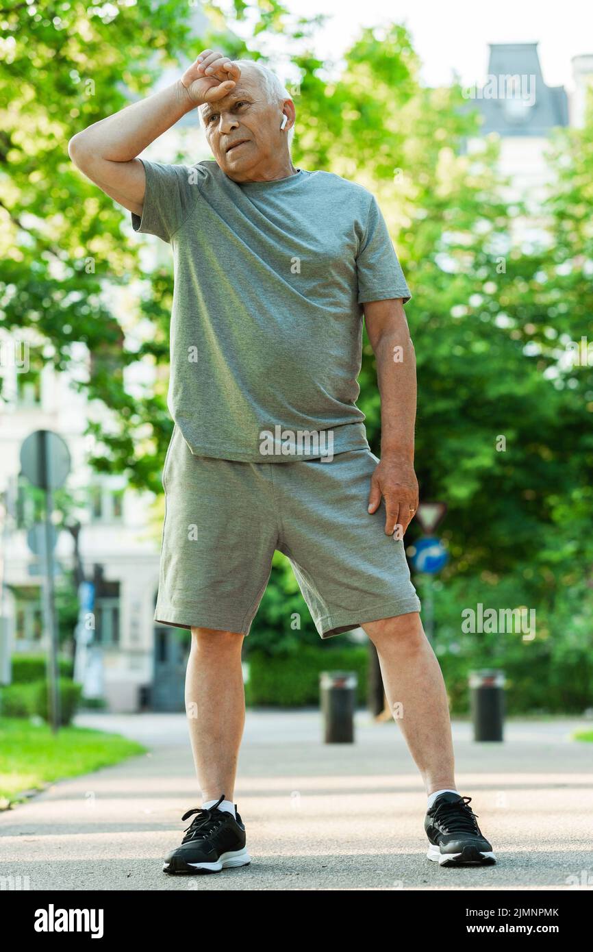 Erschöpfter älterer Mann nach seinem Joggingtraining Stockfoto