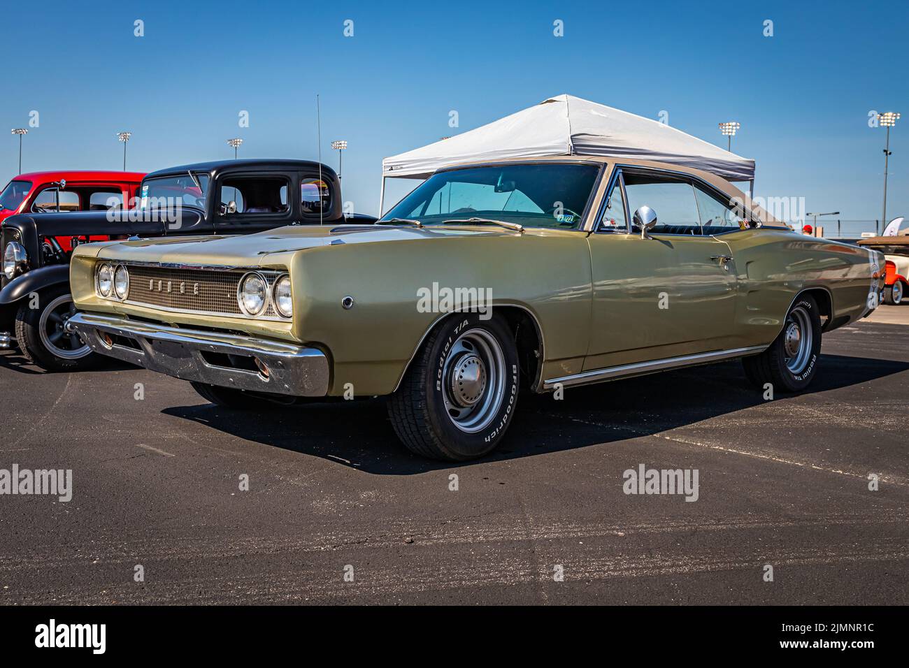 Libanon, TN - 13. Mai 2022: Vorderansicht eines Dodge Coronet Super Bee Cabriolets aus dem Jahr 1968 mit niedriger Perspektive auf einer lokalen Automesse. Stockfoto