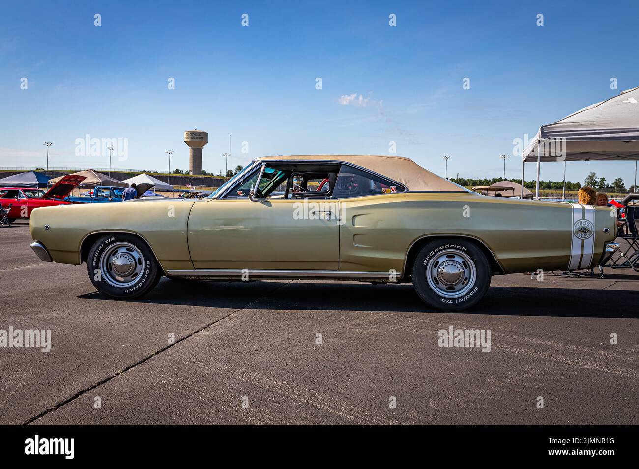 Libanon, TN - 13. Mai 2022: Low-Perspective-Seitenansicht eines Dodge Coronet Super Bee Convertible aus dem Jahr 1968 auf einer lokalen Automesse. Stockfoto