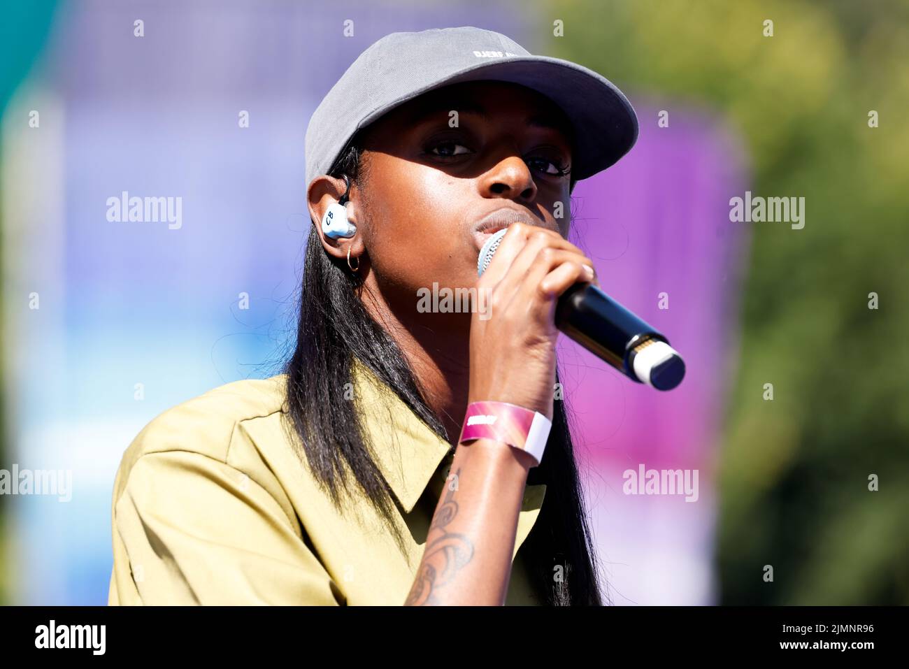 Brighton, Großbritannien . 07. August 2022. Die Stadt Brighton & Hove. CAT Burns Auftritt bei Brighton Pride 2022, We are Fabuloso 7.. August 2022 Credit: David Smith/Alamy Live News Stockfoto