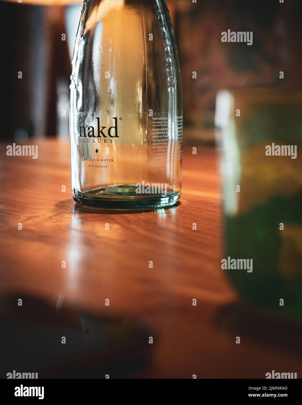 Eine Nakd Luxus-Flasche aus Sekt auf einem Holztisch Stockfoto