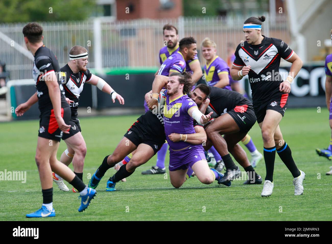 Craig Mullen von Newcastle Thunder wird am Sonntag, dem 7.. August 2022, während des WETTMEISTERSCHAFTSSPIEL ZWISCHEN Newcastle Thunder und London Broncos im Kingston Park, Newcastle, angegangen. (Quelle: Chris Lishman | MI News) Stockfoto
