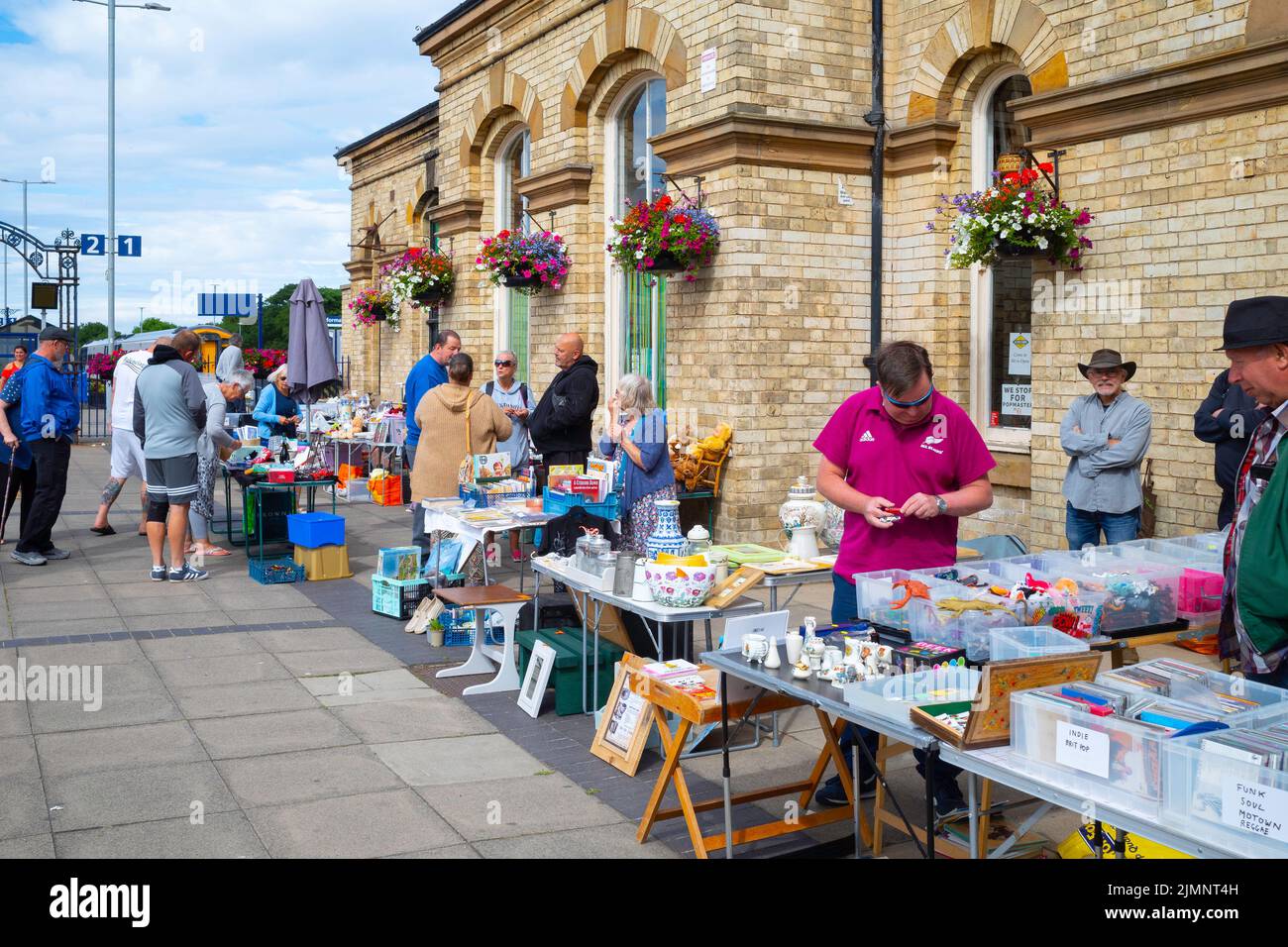 Ein Sonntagsmarkt verkauft Antiquitäten Bric ein brac und Sammlerstücke In Saltbrn am Meer North Yorkshire Stockfoto