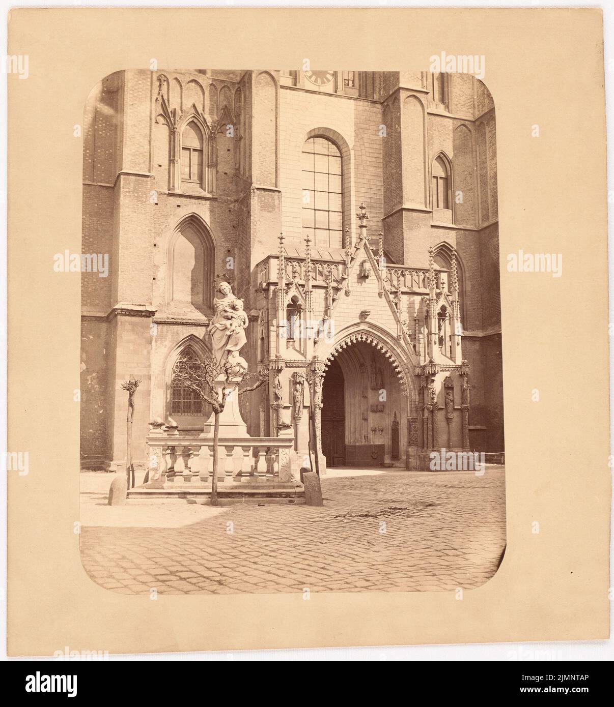 Lüdecke Carl Johann Bogislaw (1826-1894), Kirche (ohne Jahr): Portal anzeigen. Fotopapier auf Karton, 27,2 x 25,2 cm (inklusive Scankanten) Lüdecke Carl Johann Bogislaw (1826-1894): Kirche Stockfoto