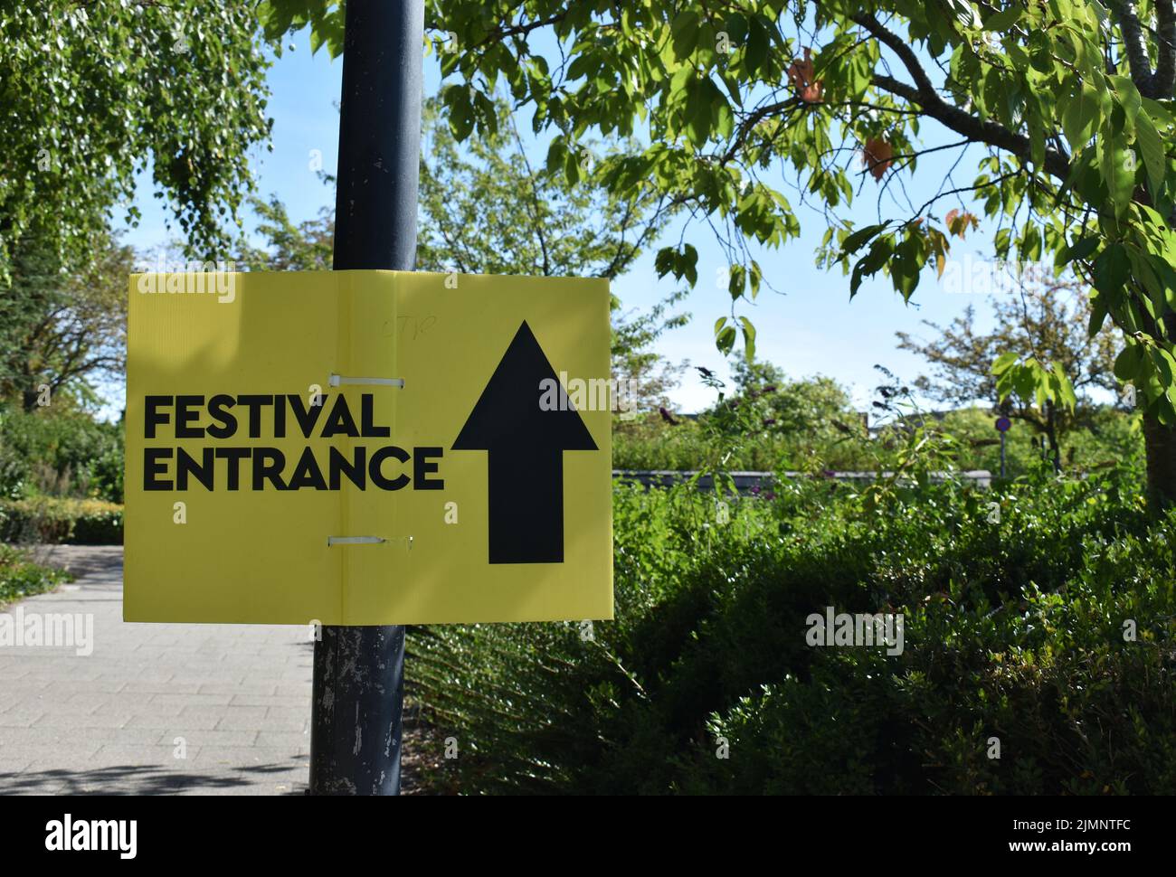 Schild: 'Festivaleingang' mit Kopierplatz in Richtung Campbell Park in Milton Keynes. Stockfoto