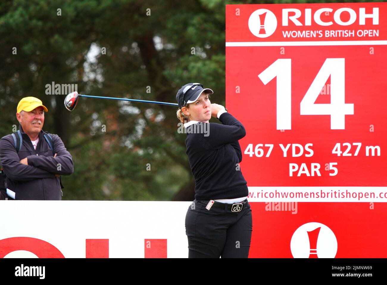 Ashleigh Buhai aus Südafrika auf dem 14. T-Shirt während der letzten Übungsrunde der 2011 Ricoh Women's British Open, die am 27. Juli in Carnoustie Golf Links stattfand Stockfoto