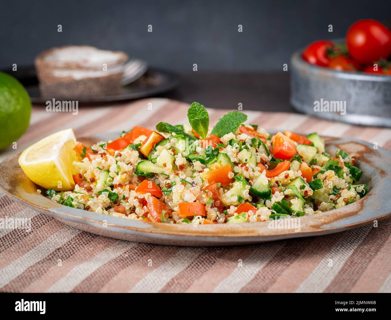 Tabbouleh-Salat mit Quinoa. Östliche Küche mit Gemüsemischung, vegane Ernährung. Seitenansicht Stockfoto