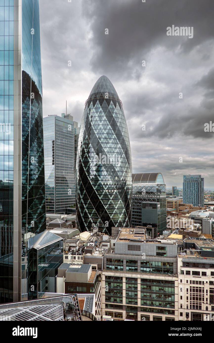 30 St Mary Axe, informell bekannt als The Gherkin, ist ein kommerzieller Wolkenkratzer im Londoner Finanzviertel City of London. Blick von 20 Fenchurch Stockfoto