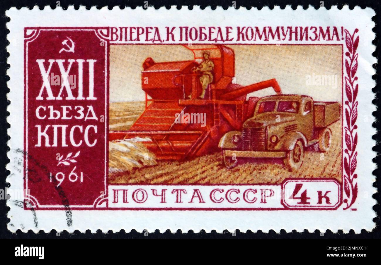 RUSSLAND - UM 1961: Eine in Russland gedruckte Marke zeigt Mähdrescher, Landmaschinen, um 1961 Stockfoto