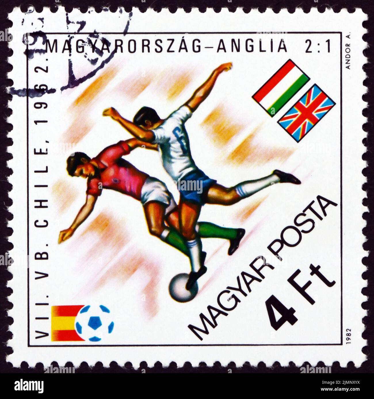 UNGARN - UM 1982: Eine in Ungarn gedruckte Marke zeigt Fußballspieler in Aktion, Ungarn im Wettbewerb mit England, 1962, um 1982 Stockfoto