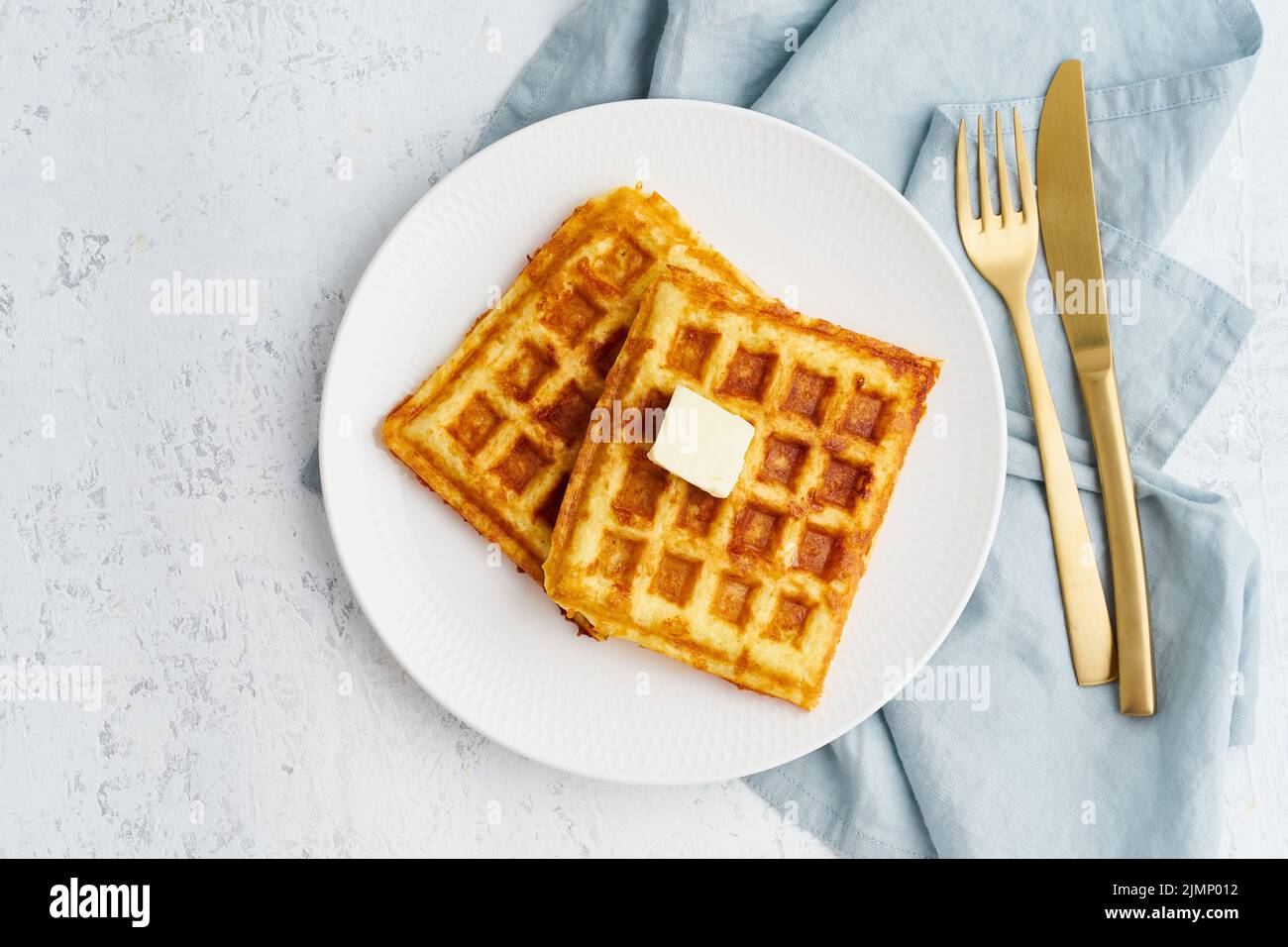 Chaffle, ketogene Ernährung gesund. Hausgemachte Keto-Waffeln mit Ei, Mozzarella-Käse. Gluten - frei und kohlenhydratfrei. Weißer Hintergr Stockfoto