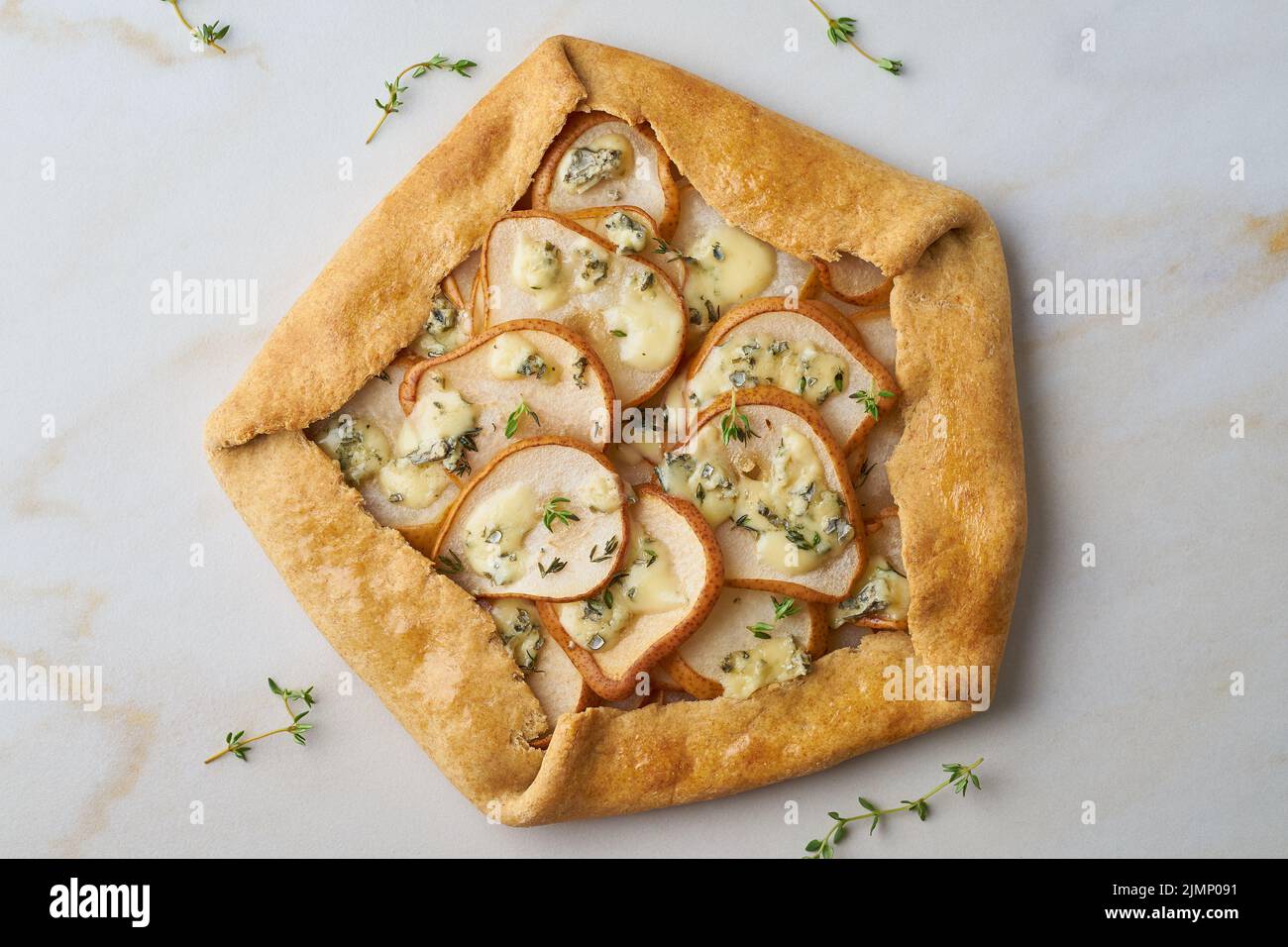 Pear Galett mit blauem Käse, pikanter Torte, Marmortisch, Draufsicht Stockfoto