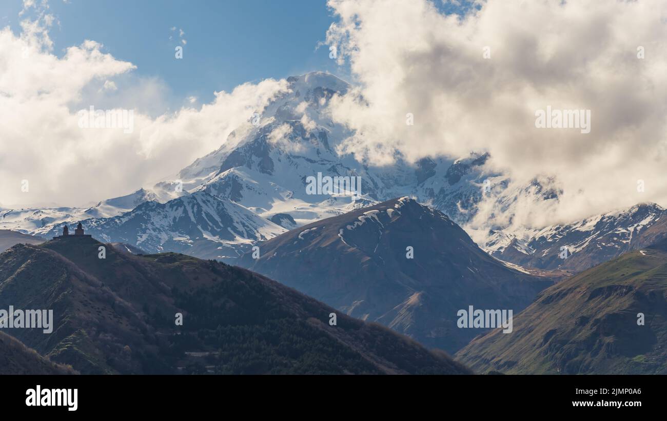 Aufsteigende Ansicht von Mkinvartsveri in den Wolken, Kazbegi, Georgien. Hochwertige Fotos Stockfoto