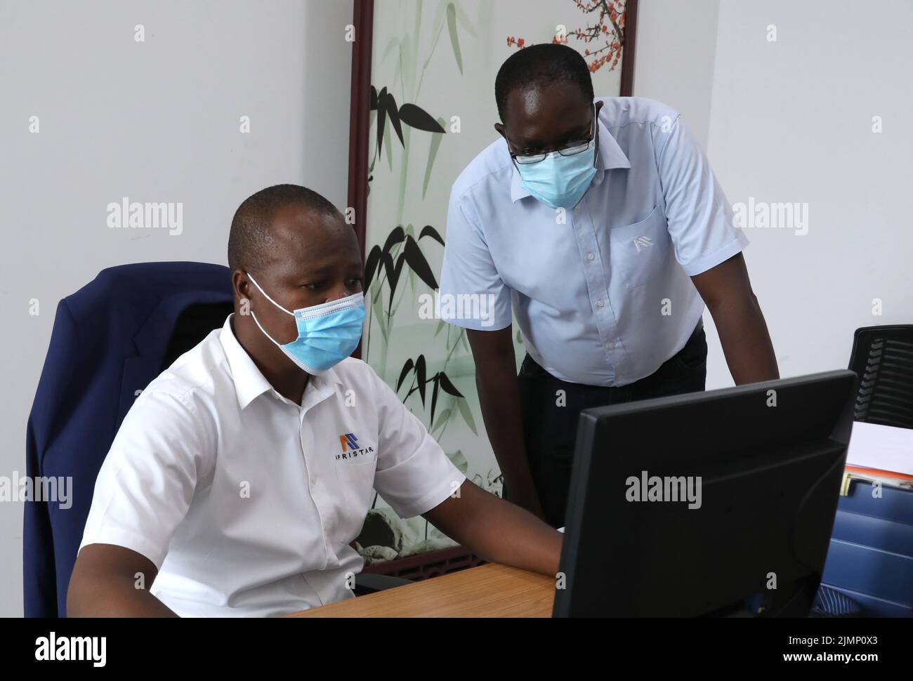 (220807) -- NAIROBI, 7. August 2022 (Xinhua) -- Mombasa Terminus Station Master Cosmas Makewa (R) und der Direktor für Personenverkehr, Peterson Njeru Gitonga, arbeiten in einem Büro in Mombasa, Kenia, 27. Juli 2022. Die 480 km lange Mombasa-Nairobi Standard Gauge Railway (SGR), die hauptsächlich von China finanziert und von der China Road and Bridge Corporation (CRBC) gebaut wurde, wurde am 31. Mai 2017 ins Leben gerufen und hat die Schaffung von Arbeitsplätzen für die Menschen vor Ort gefördert. Afristar, das Unternehmen, das die SGR betreibt, hat Kenianer in 123 Eisenbahnberufen beschäftigt, die unter 5 Eisenbahnabteilungen fallen, darunter Eisenbahnverkehr, Lokomotive, Stockfoto